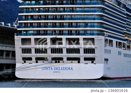 神戸港に停泊中の豪華客船　コスタ・デリチョーザ（Costa Deliziosa） 136801616