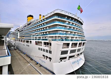神戸港に停泊中の豪華客船　コスタ・デリチョーザ（Costa Deliziosa） 136801618