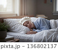 自宅のベッドで安らかに眠る女性｜快眠と健康的なライフスタイルのイメージ 136802137