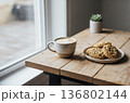 木製テーブルに置かれたカフェラテとクッキー｜窓辺のおうちカフェタイム 136802144