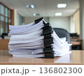 机の上に積み重なった大量の書類｜事務作業のイメージ 136802300