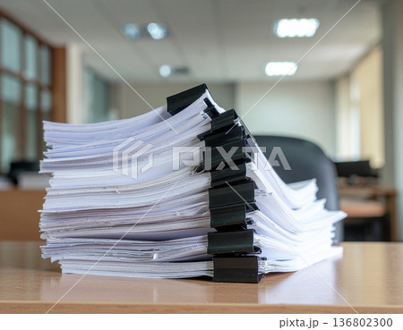 机の上に積み重なった大量の書類｜事務作業のイメージ 136802300