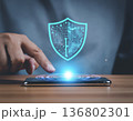 スマートフォンのセキュリティ保護イメージ｜デジタルシールドとサイバーセキュリティ概念 136802301