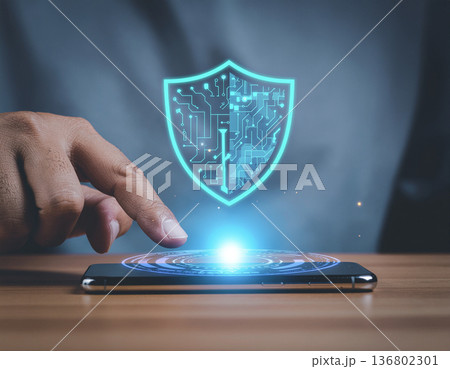 スマートフォンのセキュリティ保護イメージ｜デジタルシールドとサイバーセキュリティ概念 136802301