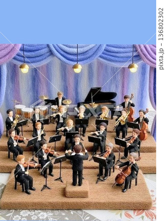 羊毛アート風に描いた、ステージで演奏するオーケストラ 136802302