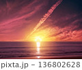 海に沈む太陽と夕日の光景 136802628