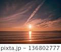 海と沈みゆく太陽の夕日の背景 136802777