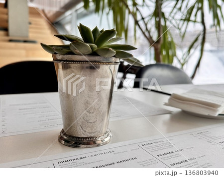 Beautiful flower arrangement in a cafe 136803940