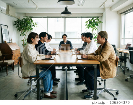 オフィスで会議をしている若い男女 136804379