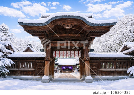 二荒山神社と青空　雪景色 136804383