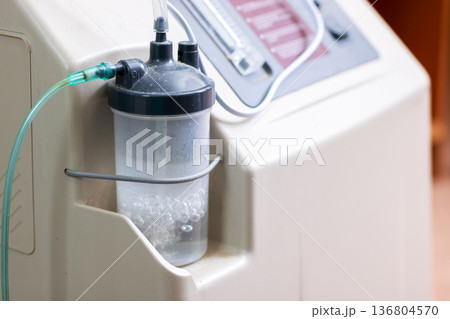Small reusable oxygen humidifier with digital controls and visual bubbling chamber 136804570