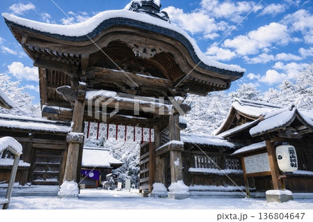 二荒山神社と青空　雪景色 136804647
