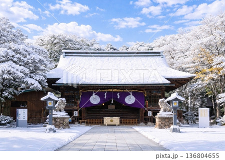 二荒山神社と青空　雪景色 136804655