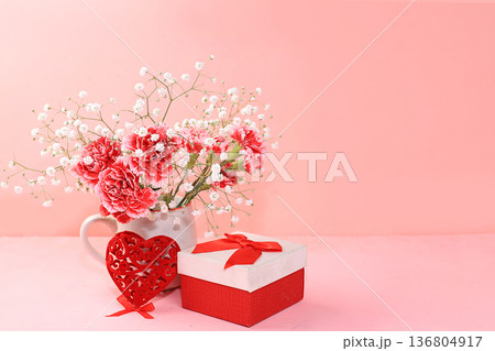 Carnations in a circle, abstract spring floral background. Creative modern bouquet, minimal holiday concept. Postcard for womens day or mothers day, happy birthday, wedding, banner for the screen, 136804917