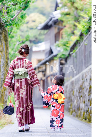 京都を散策する着物姿の親子_縦 京都を散策する着物姿の親子_縦 136805013