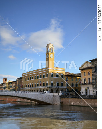 Calm Metropolis Featuring Notable Old Architecture Reflections 136805052