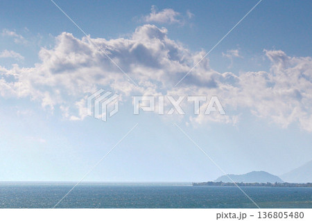 琵琶湖に浮かぶ竹生島と初夏の空 琵琶湖に浮かぶ竹生島と初夏の空 136805480