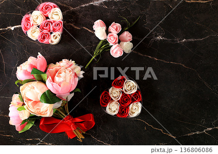 Abstract floral arrangement,beautiful spring roses in boxes with heart,bouquet and gift on marble background,banner,still life with space for text,floral holiday card,selective focus Abstract floral arrangement,beautiful spring roses in boxes with heart,bouquet and gift on marble background,banner,still life with space for text,floral holiday card,selective focus 136806086