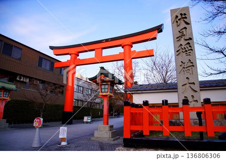 京都府　伏見稲荷大社　一番鳥居　京都市伏見区深草藪之内町 136806306