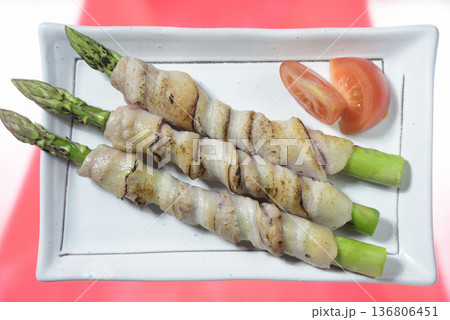 グリーンアスパラガスの豚バラ巻き 136806451