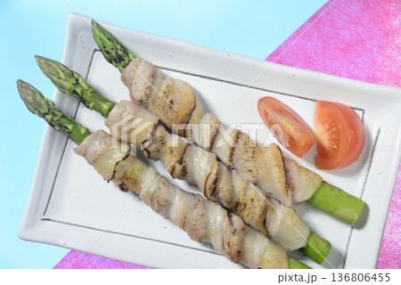 グリーンアスパラガスの豚バラ巻き 136806455