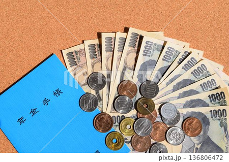 年金手帳と通貨 年金イメージ 136806472