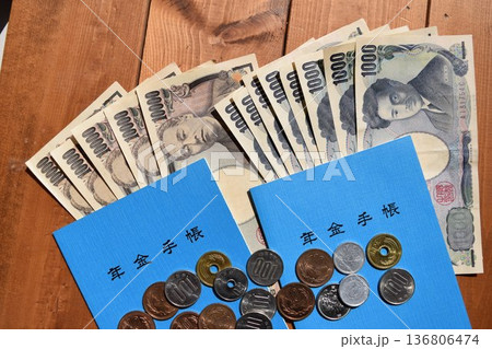 年金手帳と通貨 年金イメージ 136806474