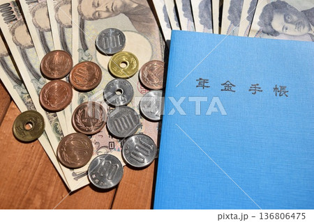 年金手帳と通貨 年金イメージ 136806475