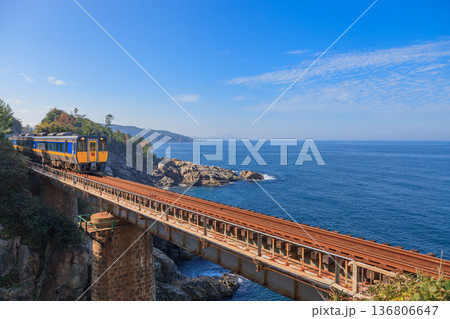 朝日に照らされた山陰本線・青浦鉄橋と真っ青な日本海 136806647