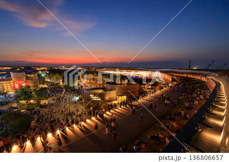 大阪・関西万博の花火の日の大屋根リングからの夕景 136806657