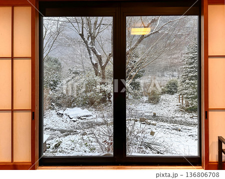 障子を開けると雪景色 障子を開けると雪景色 136806708
