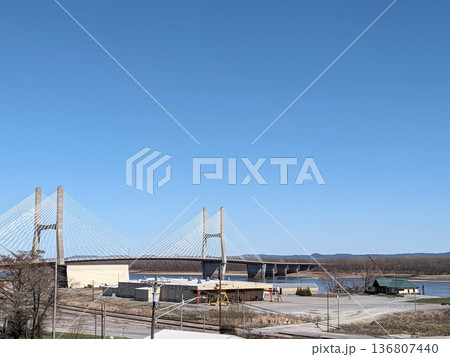 斜張橋が架かる河川風景と青空｜インフラ・土木イメージ素材   136807440