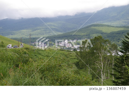 山あいの高原リゾートと緑の山並み風景｜夏の観光イメージ素材   136807459