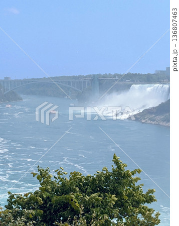 ナイアガラの滝とレインボーブリッジを望む絶景風景｜カナダ観光名所   136807463