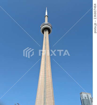 CNタワーを真下から見上げる晴天の風景｜トロント観光名所   136807464