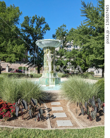 彫刻が施された噴水と緑の公園風景|青空の都市広場イメージ 彫刻が施された噴水と緑の公園風景|青空の都市広場イメージ 136807465