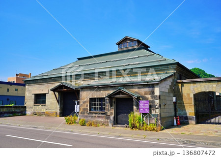 小樽市指定歴史的建造物 第54号　旧日本郵船（株）小樽支店残荷倉庫 136807472