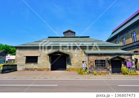 小樽市指定歴史的建造物 第54号　旧日本郵船（株）小樽支店残荷倉庫 136807473