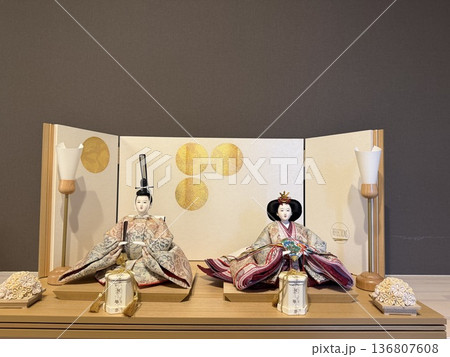 ひな祭りのお雛様とお内裏様① 136807608