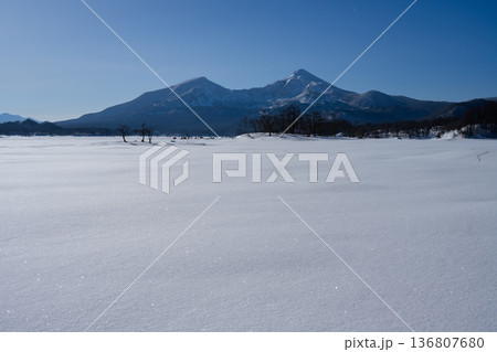 裏磐梯 結氷した桧原湖と磐梯山 裏磐梯 結氷した桧原湖と磐梯山 136807680