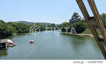 岡山城と旭川、桃ボートのある風景 岡山城と旭川、桃ボートのある風景 136807685