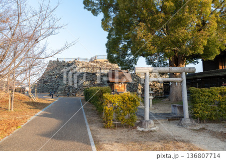 大和郡山城の柳澤神社、祖霊社付近から天守台を望む風景 136807714