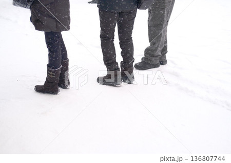 雪舞う冬、心温まるひとときを過ごす人々 雪舞う冬、心温まるひとときを過ごす人々 136807744