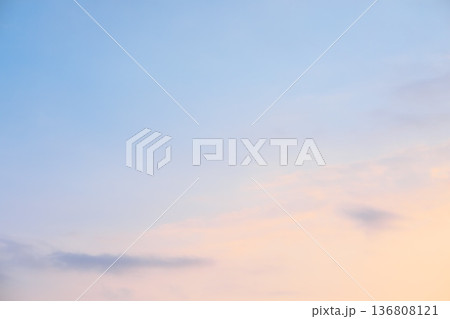 柔らかな夕陽に染まる空、希望のグラデーション 柔らかな夕陽に染まる空、希望のグラデーション 136808121