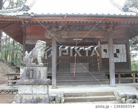 高根神社 本殿｢左｣側と狛犬(2014.3.31) 本殿は東を向いて建立されて狛犬も元気で頼もしく 136808354