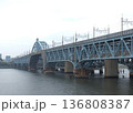 運河にかかる鉄橋 136808387