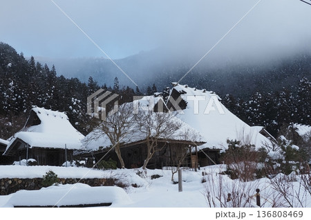 美山の雪のかやぶき屋根の民家 136808469
