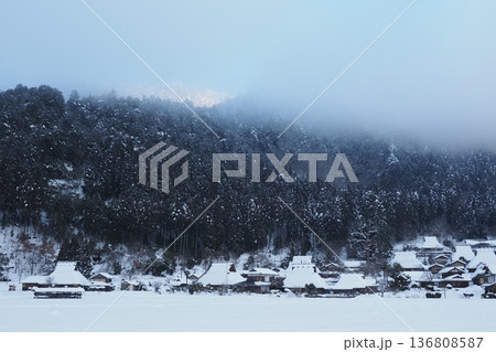 冬の美山かやぶきの里の雪景色 冬の美山かやぶきの里の雪景色 136808587