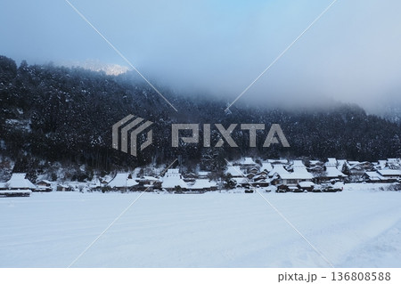 冬の美山かやぶきの里の雪景色 冬の美山かやぶきの里の雪景色 136808588