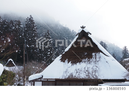 冬の美山のかやぶき屋根 136808593